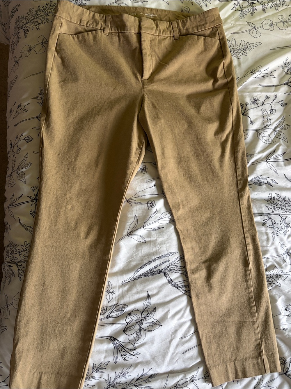 Old Navy women’s Khaki Pixie Skinny capris